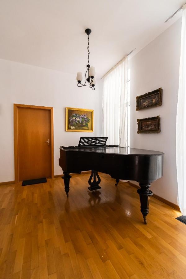 Residence 48 Beautiful Building Within Moments From The Old Town Of Brașov Exterior foto